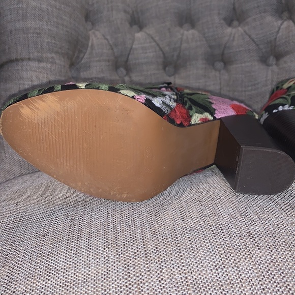Embroidered Heel Boots, Flower Pattern - Picture 9 of 10